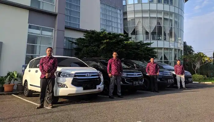 Tim driver profesional Sewa Innova Purwokerto BAG Transport kemeja batik kustom dengan unit Reborn putih