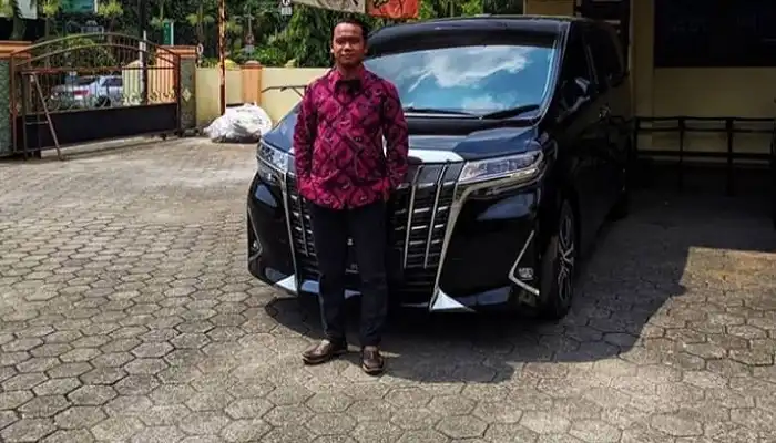 Tim BAG Transport siap melayani kebutuhan sewa Alphard Purwokerto dengan unit terawat dan sopir ramah berbaju batik merah.
