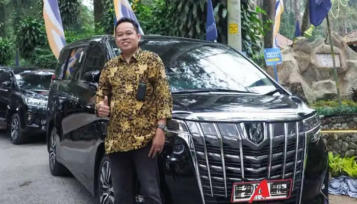 Sopir profesional dan ramah dari BAG Transport, penyedia jasa rental Alphard Purwokerto terpercaya.