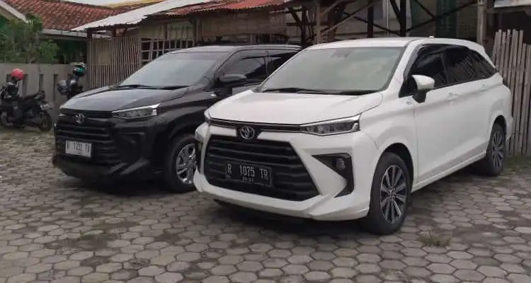Dua unit mobil Toyota Avanza (hitam dan putih) tersedia untuk disewa di BAG Transport Purwokerto