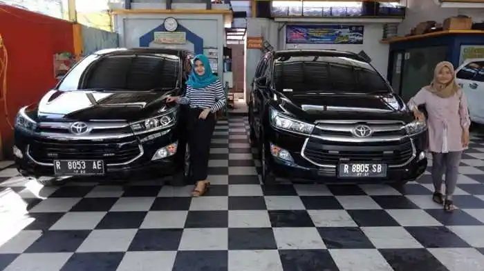 Tim BAG Transport dan CV Berkah Auto Group bersama armada Innova Reborn di Purwokerto.