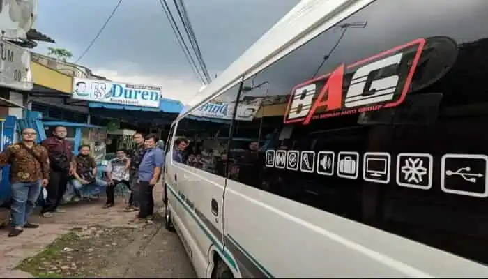 Fasilitas interior rental elf Purwokerto mencakup AC dingin, karaoke, TV, dan charger HP di setiap kursi