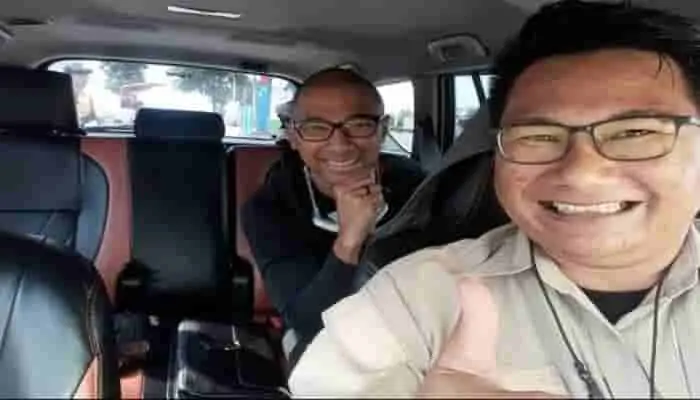 Selfie penumpang dan driver BAG Travel di dalam mobil Innova Reborn yang bersih dan nyaman dengan jok kulit. saat layanan travel purwokerto semarang.