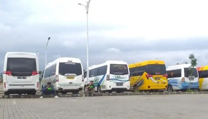 Deretan armada Isuzu Elf long dan short siap jalan untuk jasa rental elf Purwokerto dan sekitarnya