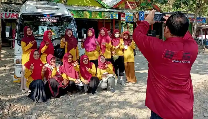 Layanan rental elf Purwokerto terpercaya dengan kru profesional dari BAG Transport untuk perjalanan rombongan wisata.