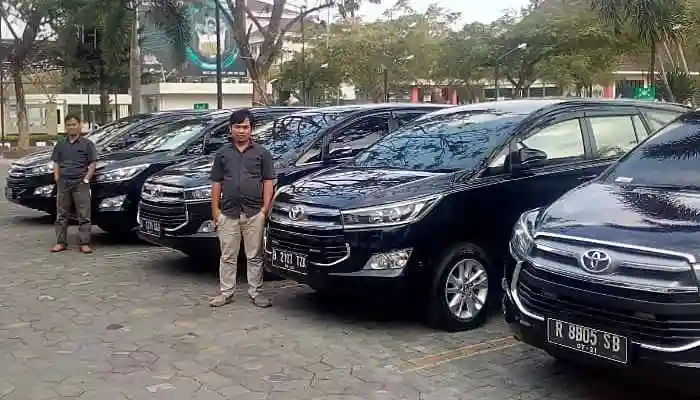 Deretan armada Innova Reborn BAG Transport (CV Berkah Auto Group) siap melayani pelanggan di Purwokerto.