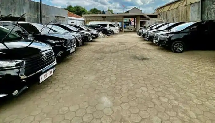 Deretan armada sewa mobil lepas kunci Purwokerto di garasi BAG Transport yang bersih dan terawat