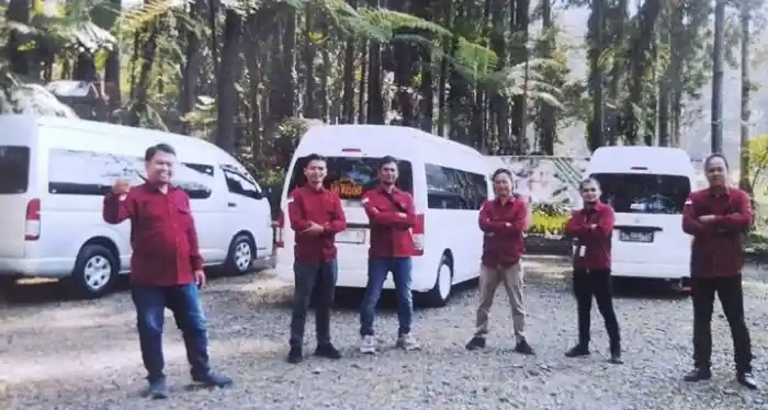 Rental Hiace Purwokerto: Tim sopir profesional BAG Transport berpose di depan unit terbaru di Hutan Pinus Limpakuwus.
